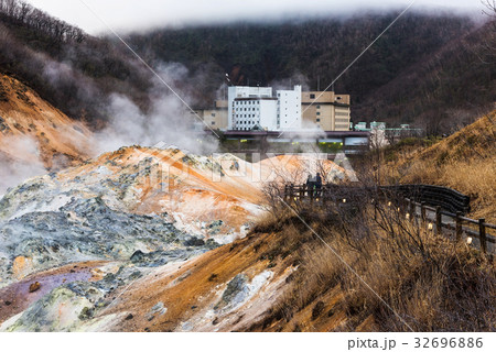 Couple at Jigokudani hell valley, Noboribetsu 32696886