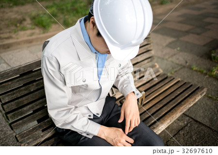 疲れた作業員 32697610