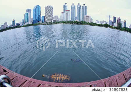 タイ王国首都バンコク、ベンチャキティ公園からの眺め、景観 32697623