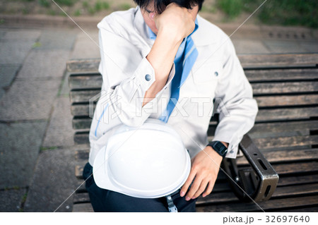 くたびれた作業員 32697640