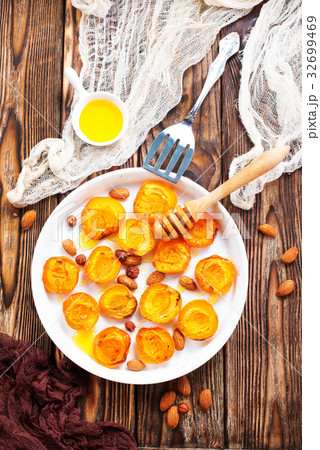 apricots with honey 32699469