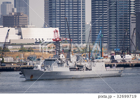 晴海ふ頭から離岸したニュージーランド海軍フリゲート艦テ・カハ(F77) 32699719