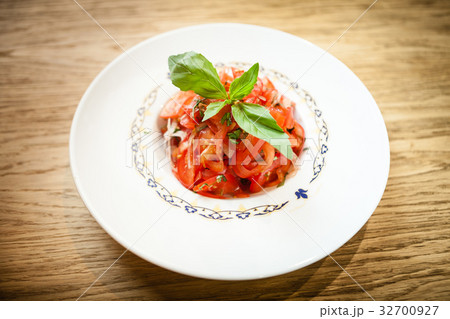 Tomato and onion salad 32700927