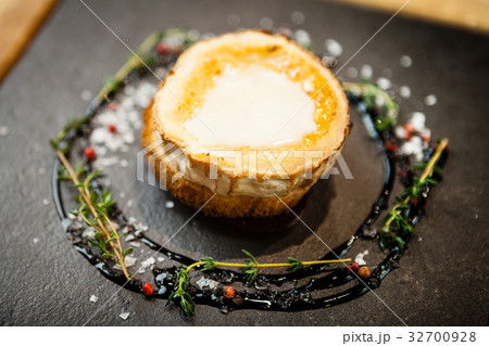 Grilled toast with goat cheese 32700928