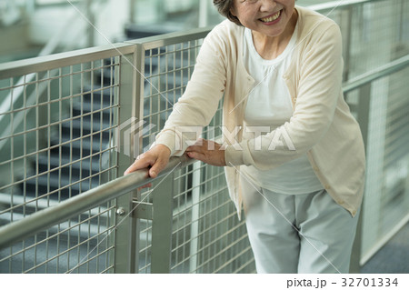 シニア 女性 リハビリ 医療 イメージ 32701334