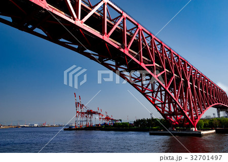 大阪港にかかる赤い橋（港大橋） 32701497