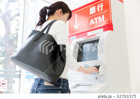 銀行ATM コンビニ 32701575