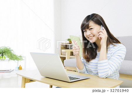 パソコンをする若い女性 パソコンをする若い女性 32701940