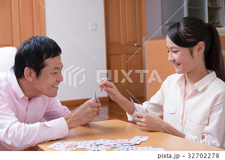 トランプ 親子 団らん トランプ 親子 団らん 32702278