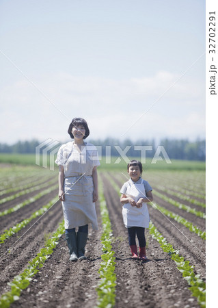 畑を歩く親子 32702291
