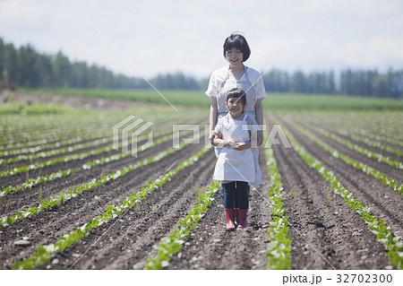 畑を歩く親子 32702300