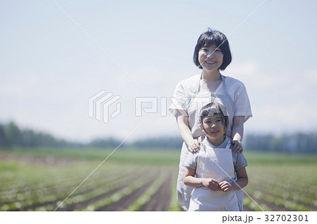 畑で微笑む親子 32702301