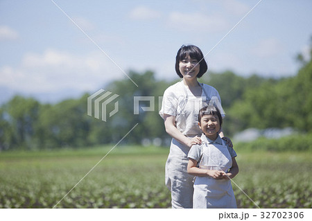 畑で微笑む親子 畑で微笑む親子 32702306