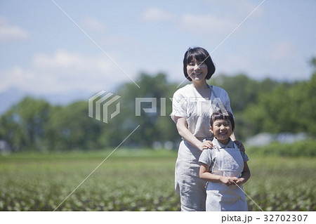 畑で微笑む親子 畑で微笑む親子 32702307