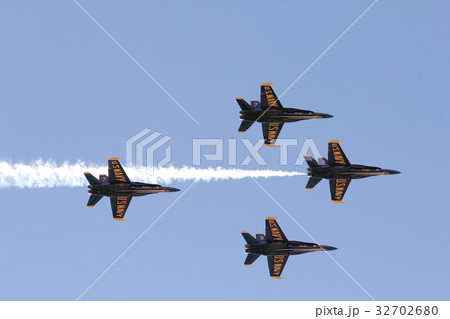 煙を引きながらアクロバット飛行する米海軍ブルーエンジェルスのF/A-18ホーネット戦闘攻撃機の編隊 煙を引きながらアクロバット飛行する米海軍ブルーエンジェルスのF/A-18ホーネット戦闘攻撃機の編隊 32702680