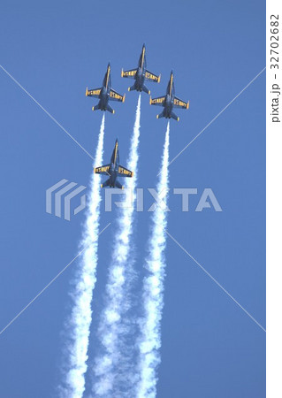 煙を引きながらアクロバット飛行する米海軍ブルーエンジェルスのF/A-18ホーネット戦闘攻撃機の編隊 32702682