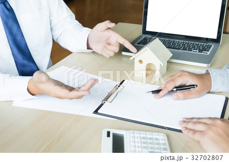 Real estate agent to present the property (house) to customer 32702807