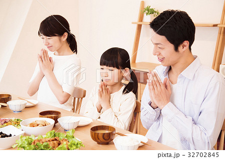 食卓 食事 家族 親子 夕飯 団らん 子供 食卓 食事 家族 親子 夕飯 団らん 子供 32702845