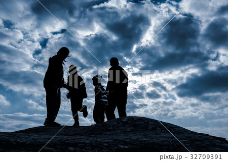 Father and mother with children hikers relaxing. 32709391