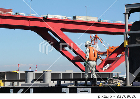 港湾で働く人 32709626