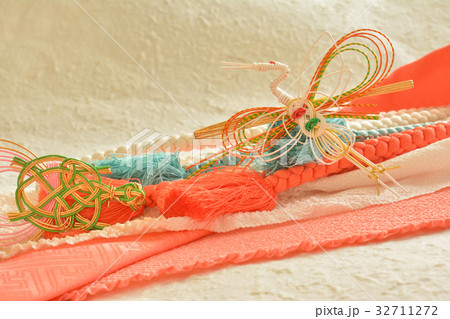 鶴と亀の水引 和風背景 鶴と亀の水引 和風背景 32711272