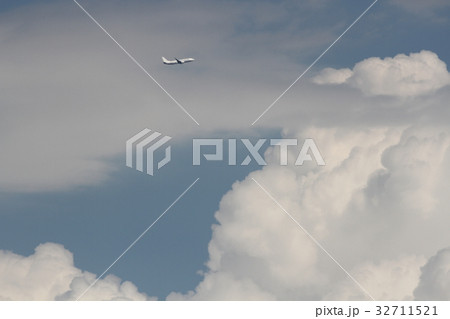 B787と入道雲 32711521