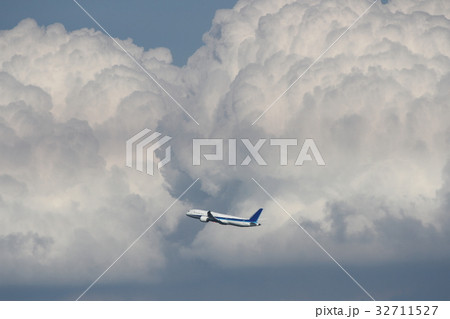 B787と入道雲 32711527