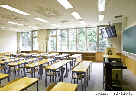 大学の教室 32712046