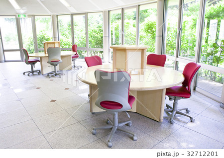 大学の校舎 32712201