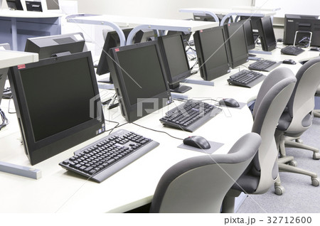 パソコン室 32712600