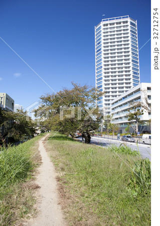 多摩堤通りと高層マンション 32712754