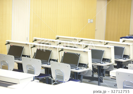 大学の教室 32712755