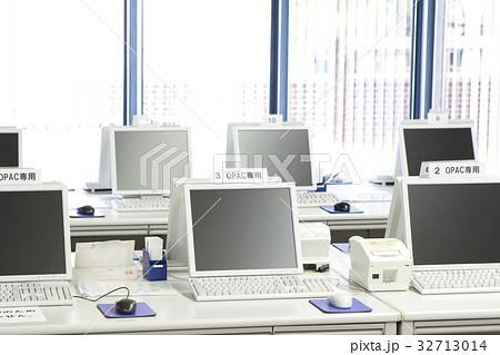 図書室に置かれているパソコン 32713014