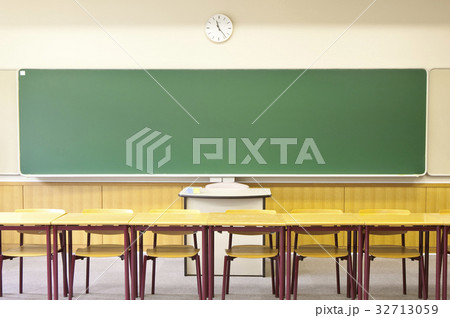 大学の教室 32713059
