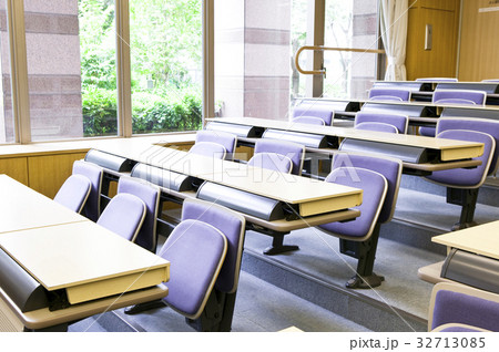 大学の教室 32713085