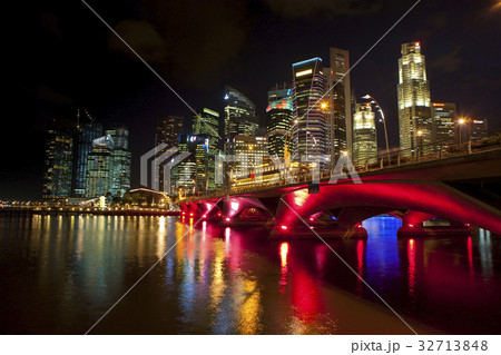 マーライオンパークとラッフルズプレイスの夜景 32713848