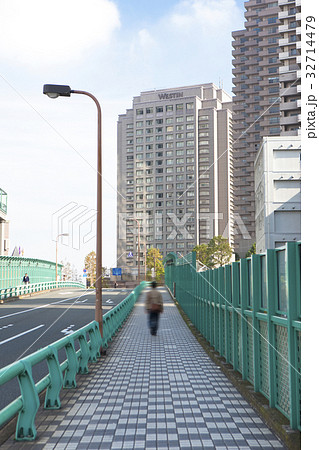 歩道とビル群 32714479