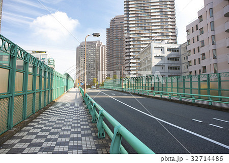 歩道とビル群 32714486