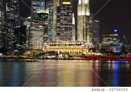 マーライオンパークとラッフルズプレイスの夜景 32714554