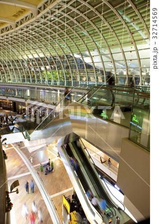 マリーナ・ベイ・サンズ内のショッピングモール 32714569