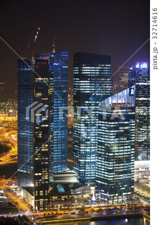 マリーナ・ベイ・サンズのスカイパークから見たラッフルズ・プレイスの夜景 マリーナ・ベイ・サンズのスカイパークから見たラッフルズ・プレイスの夜景 32714616