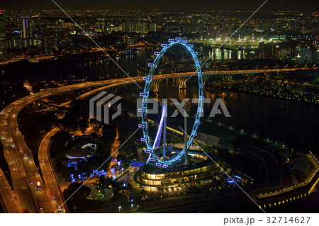 マリーナ・ベイ・サンズのスカイパークから見たシンガポール・フライヤーの夜景 32714627