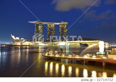 マリーナ・ベイ・サンズとマーライオンパークの夜景 マリーナ・ベイ・サンズとマーライオンパークの夜景 32714732