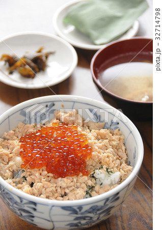 サケといくらの親子丼定食 サケといくらの親子丼定食 32714798