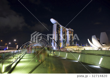 ダブル・へリックス・ブリッジとマリーナ・ベイ・サンズ 32714820