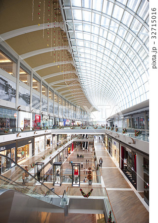 Marina bay sands shopping mall hi-res stock photography and images - Alamy