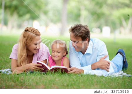 Reading to daughter 32715916