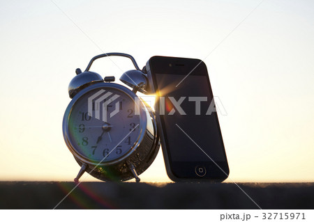 スマートフォンと目覚まし時計 32715971