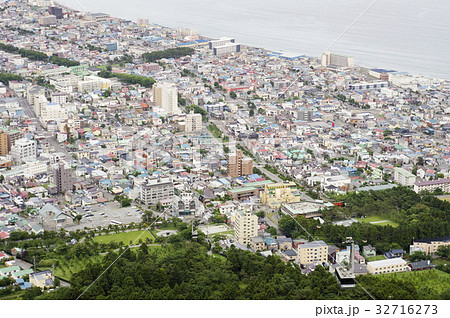 函館山の頂上から見た函館の町 32716273