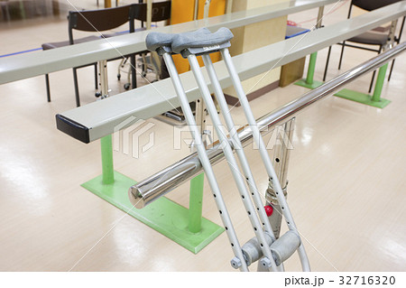 平行棒に置かれた松葉杖 32716320